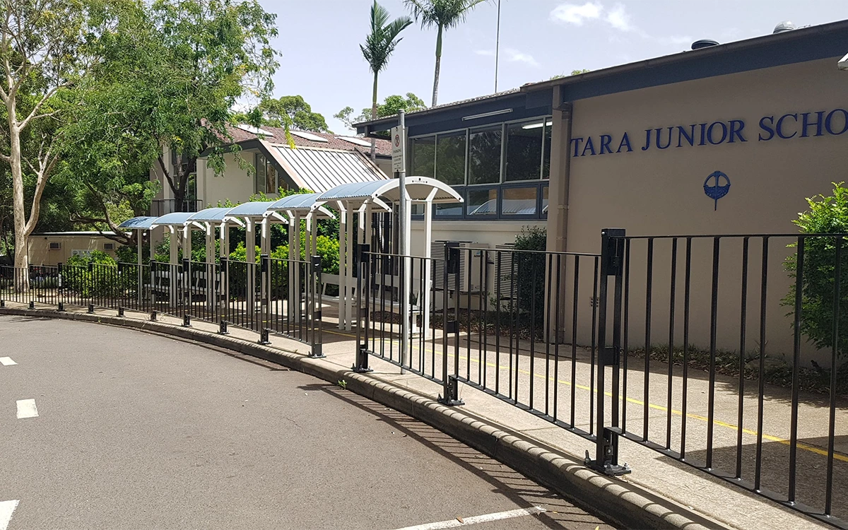 Pedestrian Fence Verge Usage Scenario