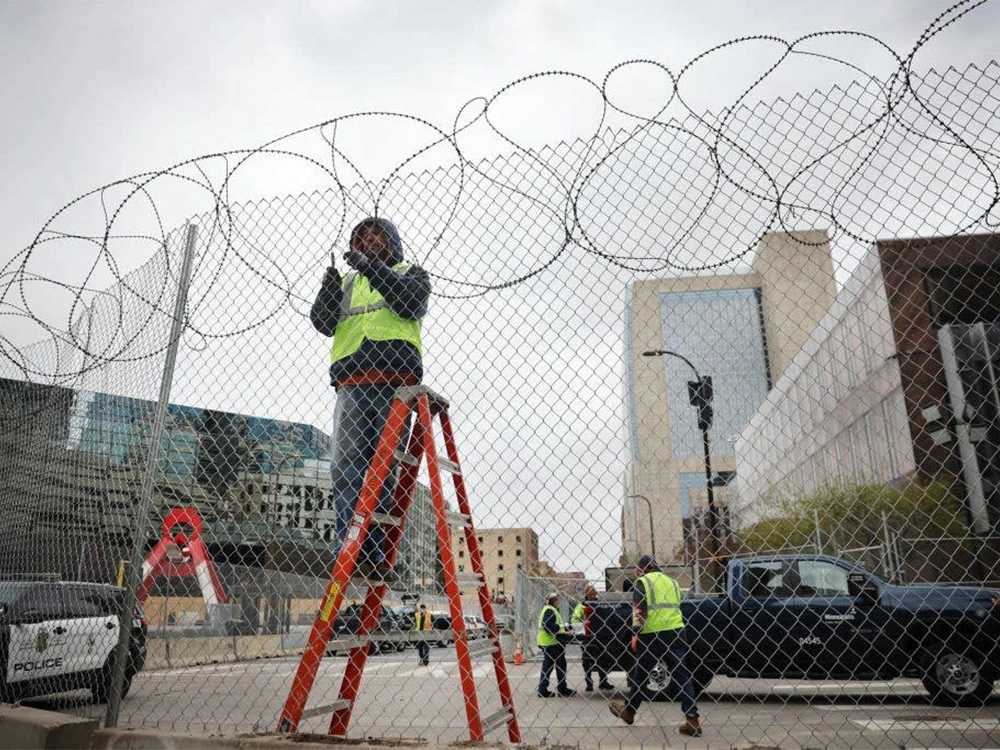 Install Barbed Wire Mesh Fences